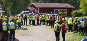 Etsintäkurssin ja maastojohtajakurssin osallistujat kuulemassa etsintäharjoituksen tehtävänantoa. 