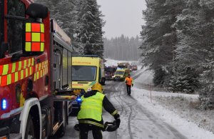 Lisäjoukot saapuvat onnettomuuspaikalle. Kuva: Pohjois-Karjalan pelastuslaitos / Raide2016