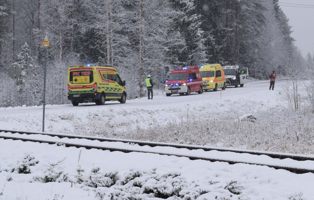 Viranomaiset perustivat johtopaikan tasoristeyksen viereen. Kuva: Pohjois-Karjalan pelastuslaitos / Raide2016