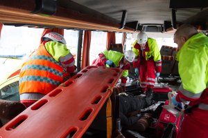 Pelastustoimet käynnissä onnettomuusbussissa. Kuva: Pohjois-Karjalan pelastuslaitos / Raide2016