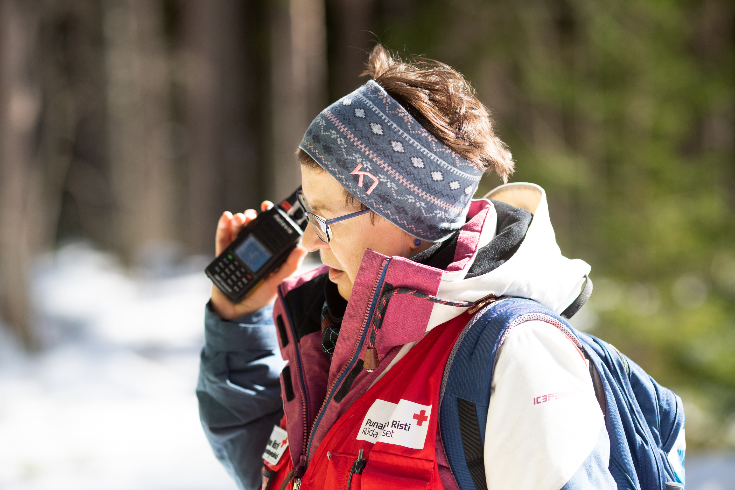 Henkilö käytää radiopuhelinta talvella