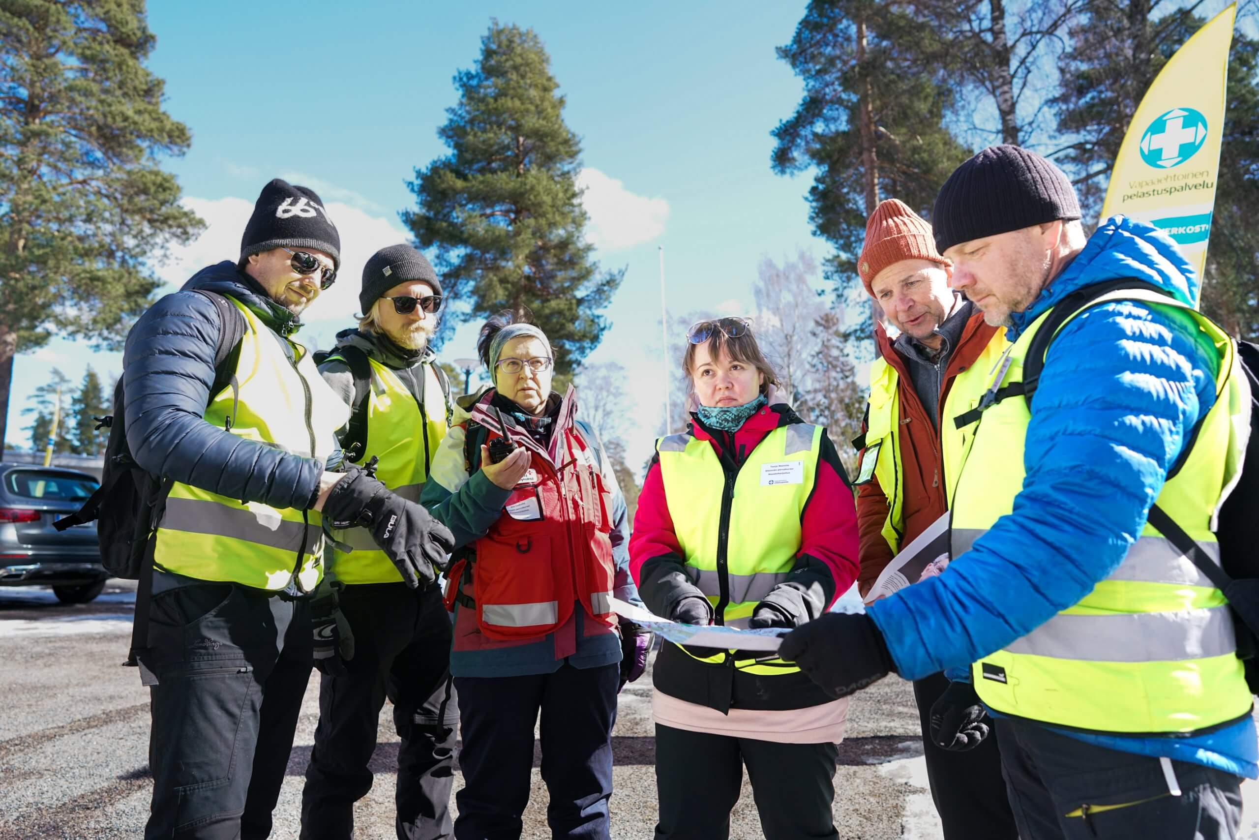 Vapepan vapaaehtoiset (kuusi kappaletta) kerääntyneet rinkiin katsomaan karttaa.